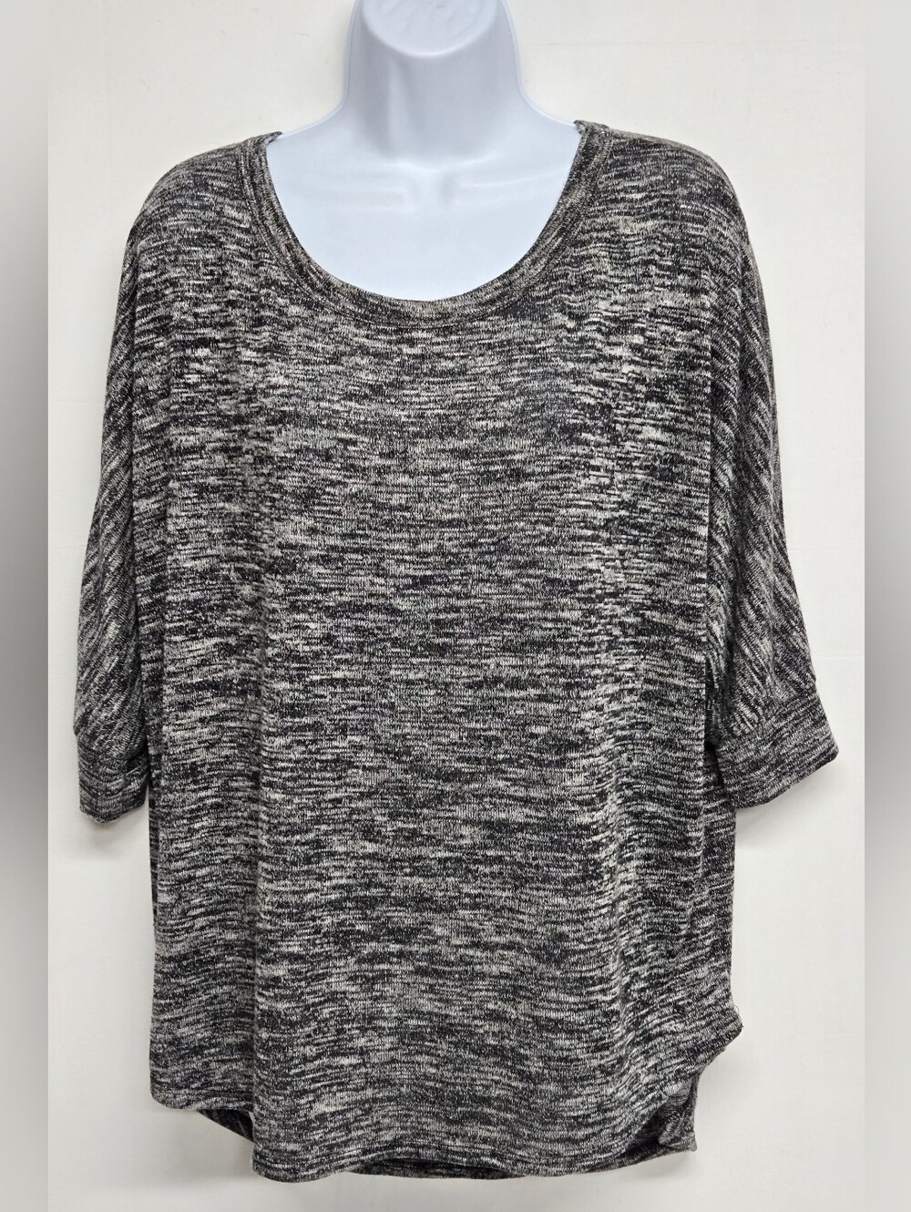 Love Culture M Stretch Heathered Knit Top Gray Black White Scoop Neck
